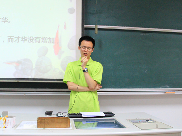 商学院协办校第三批优秀大学生先进事迹报告团宣讲会